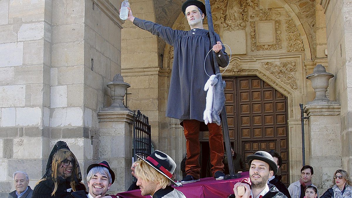 Una improvisada cofradía de Genarín para la mascarada. | ABAJO