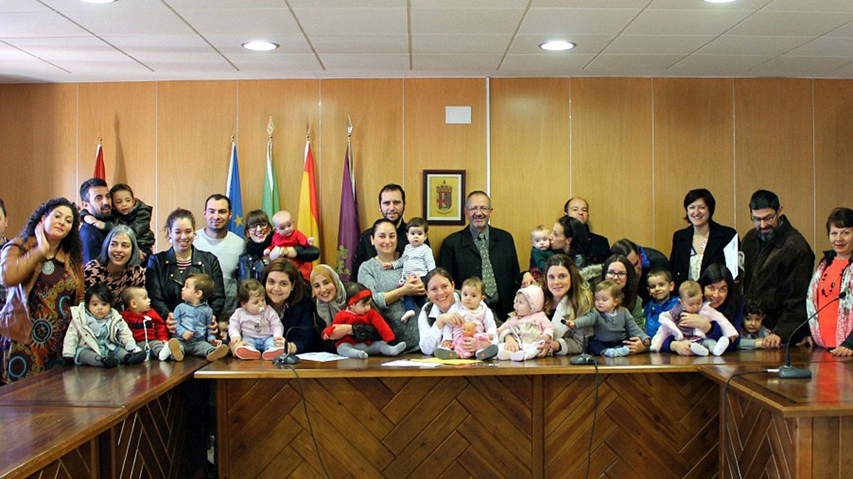 Una imagen de las doce familias del municipio de Villarejo en el momento de recibir las ayudas a la natalidad.