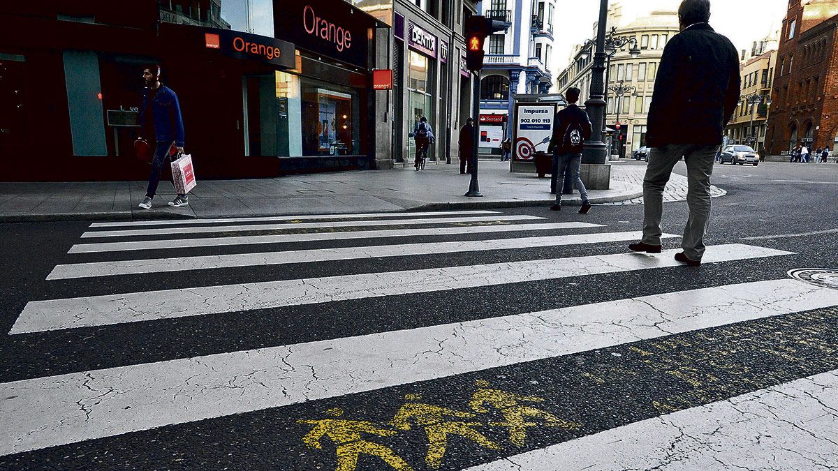 Un joven cruza la calle con el semáforo en rojo en un paso de peatones ubicado en la confluencia de Gran Vía de San Marcos con Santo Domingo. | DANIEL MARTÍN