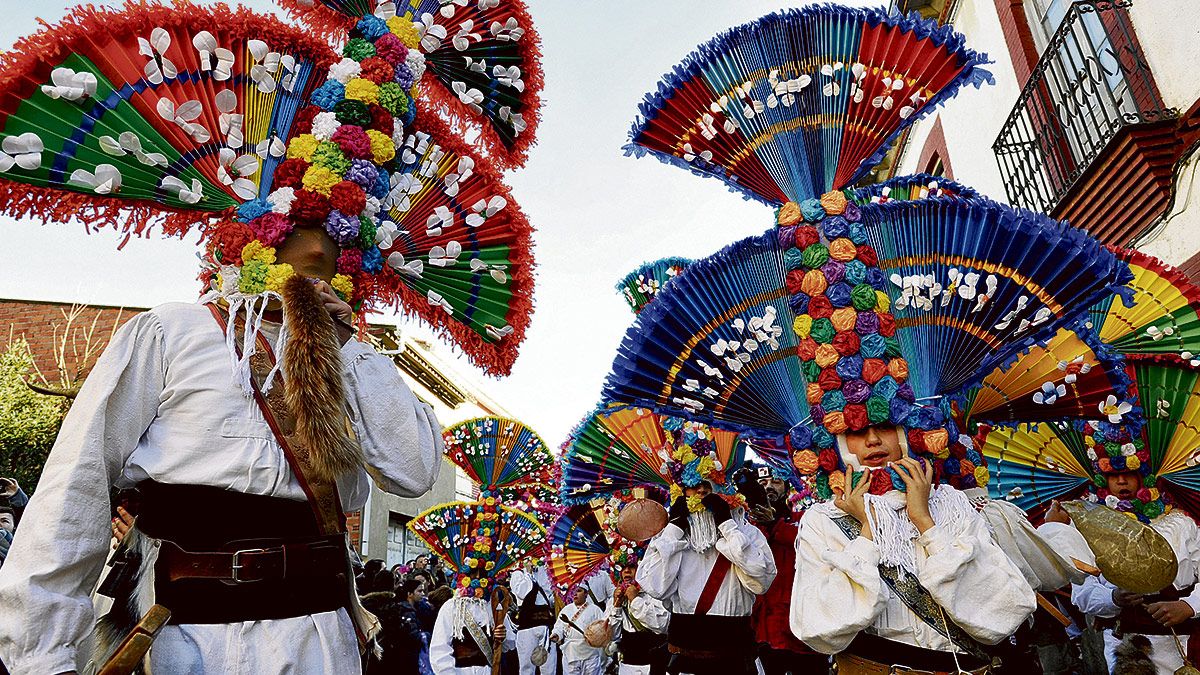 Colorido Carnaval el de Llamas de la Ribera y de gran valor en las mascaradas de León. | DANIEL MARTÍN