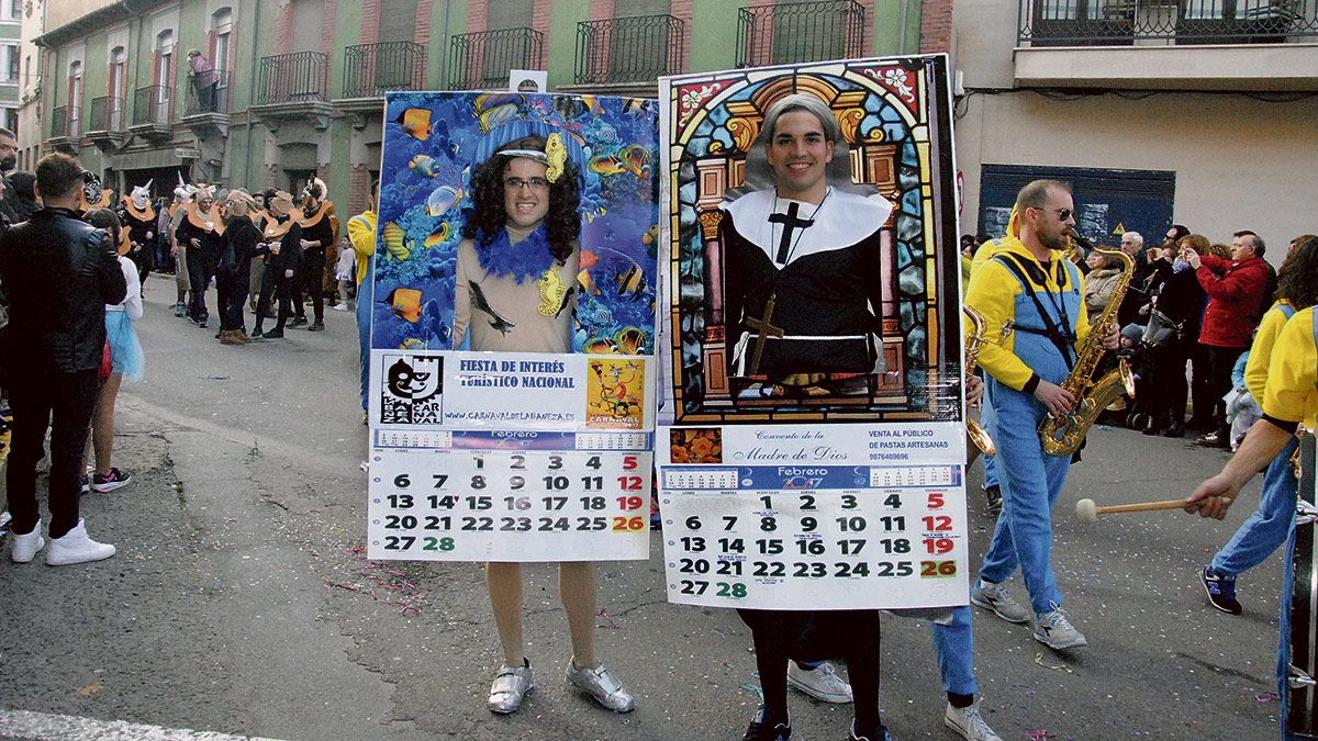Dos calendarios humanos para no olvidarse del día que era este domingo. | ABAJO