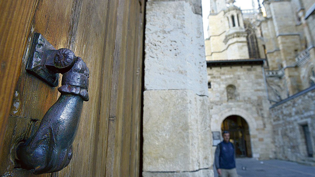 Bonita mano de Fátima en un picaporte de una piedra del viejo León, al fondo la Catedral de León. | REPORTAJE FOTOGRÁFICO MAURICIO PEÑA