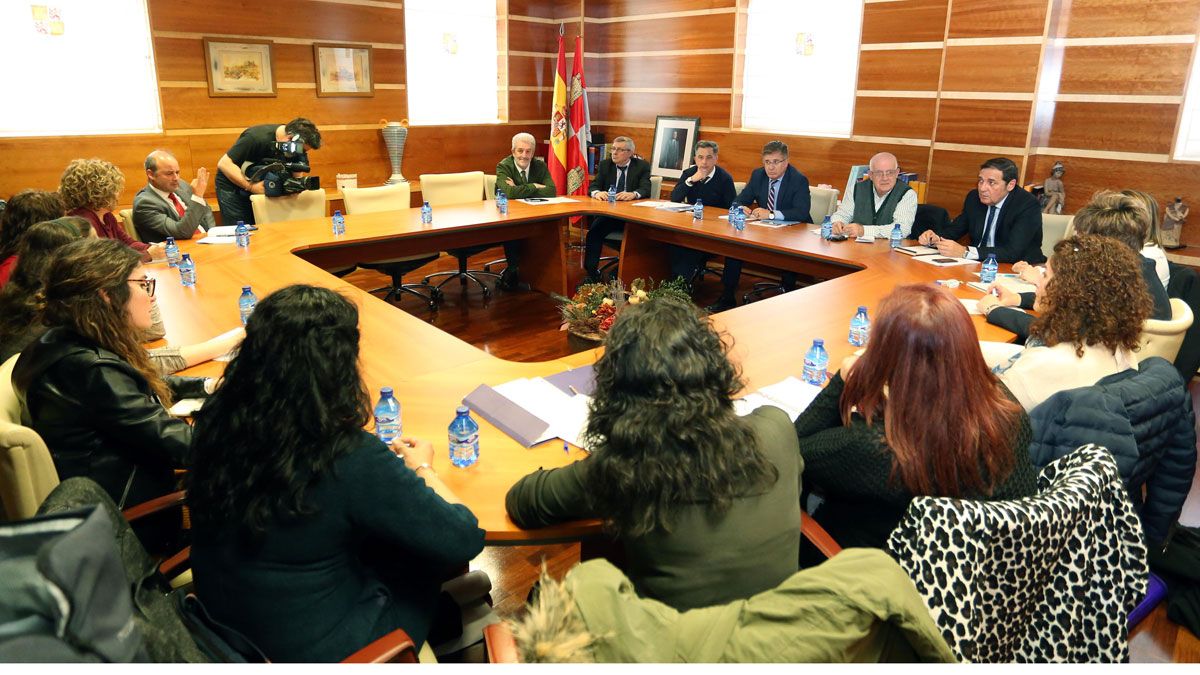 El consejero de Sanidad se reunió ayer con la Federación Española de Enfermedades Raras. | RUBÉN CACHO (ICAL)