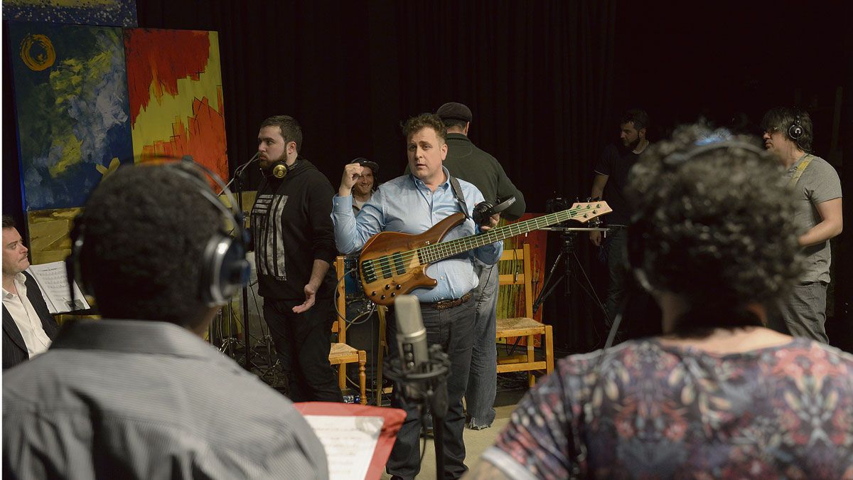 Javier Baíllo, en el centro de la imagen durante una de las sesiones de grabación de su anterios disco ‘#Wondering’ el pasado mes de mayo en el Teatro El Albéitar. | MAURICIO PEÑA