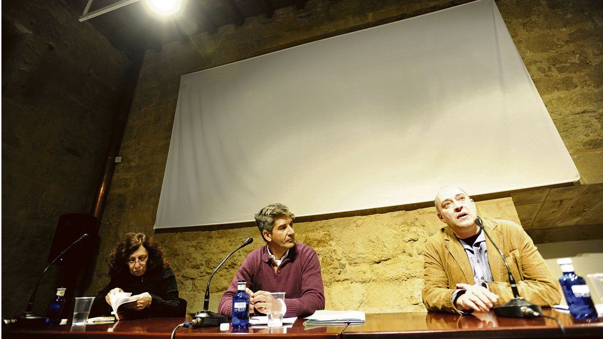 Los autores argentinos Susana Szwarc y Sergio Raimondi con el coordinador del Encuentro Víctor M. Díez. | DANIEL MARTÍN