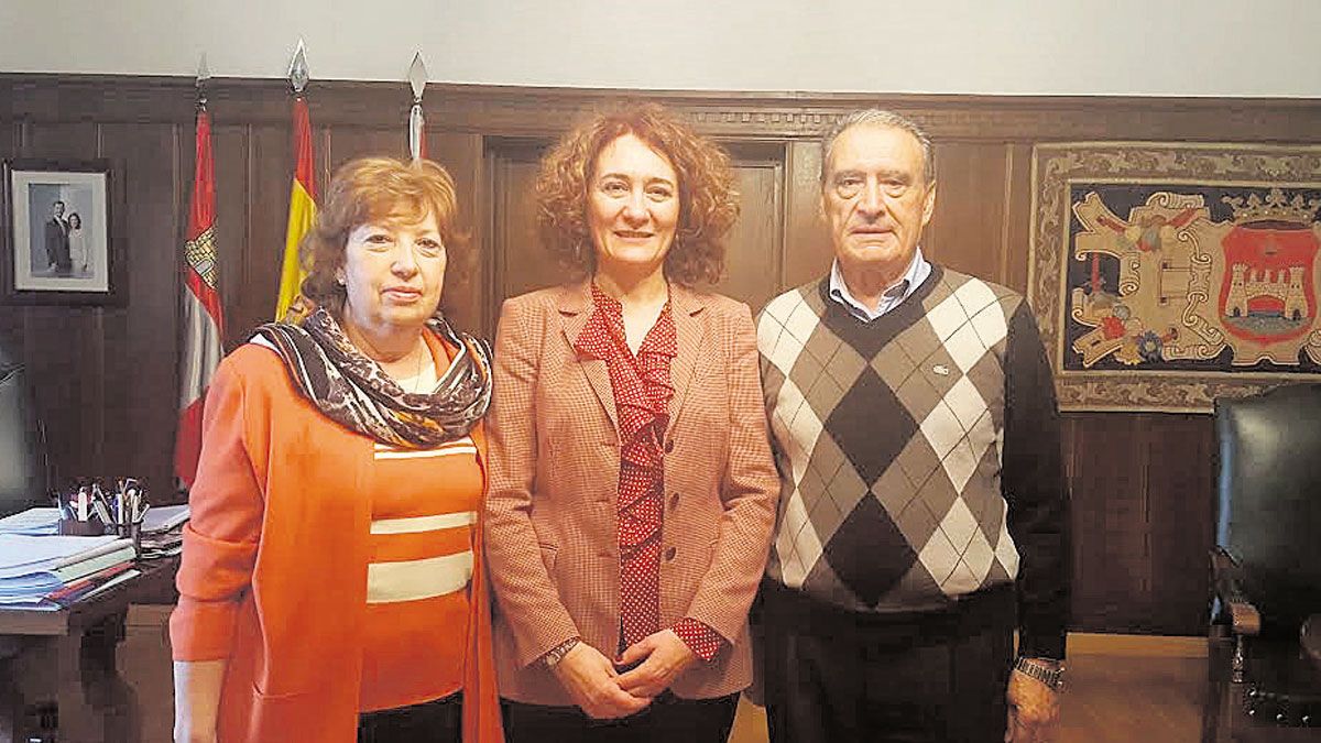 Pedro Bello y su esposa en su visita a la alcaldesa.