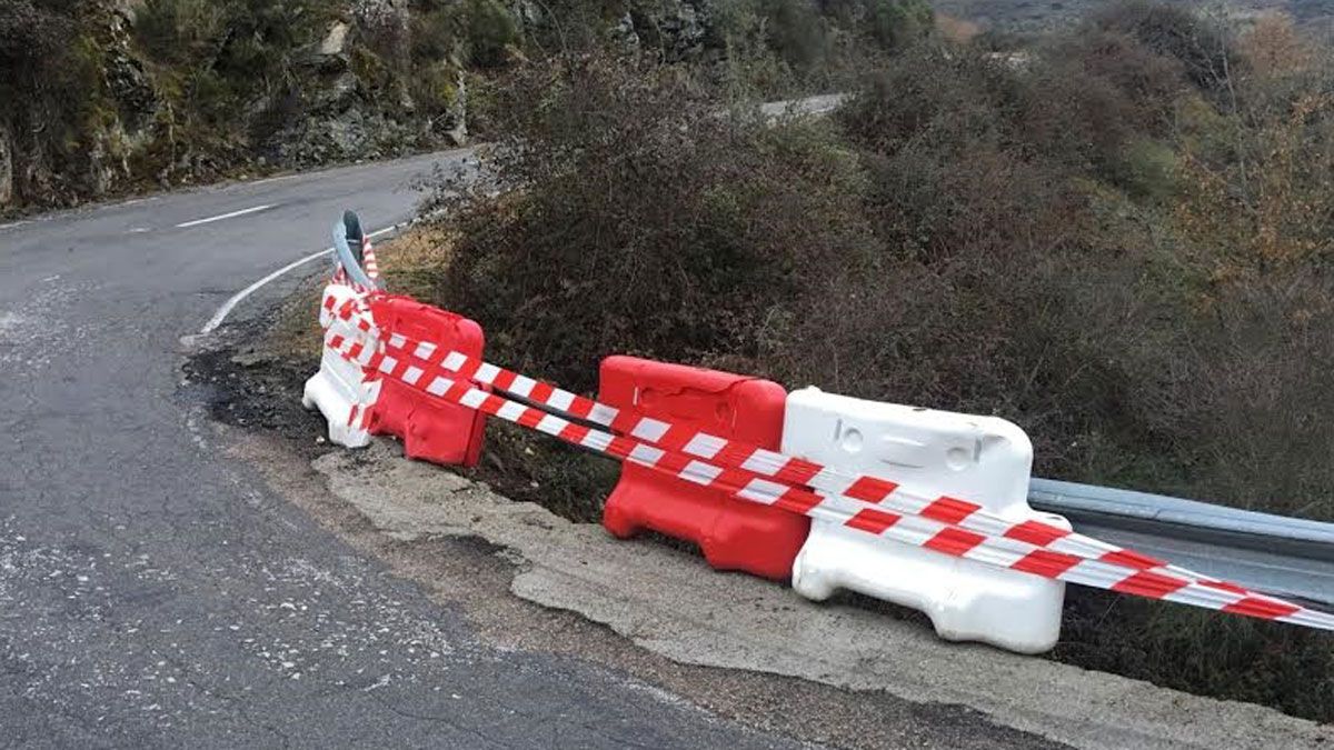 La carretera cuenta con desperfectos notables en su trazado hasta El Acebo. | L.N.C.