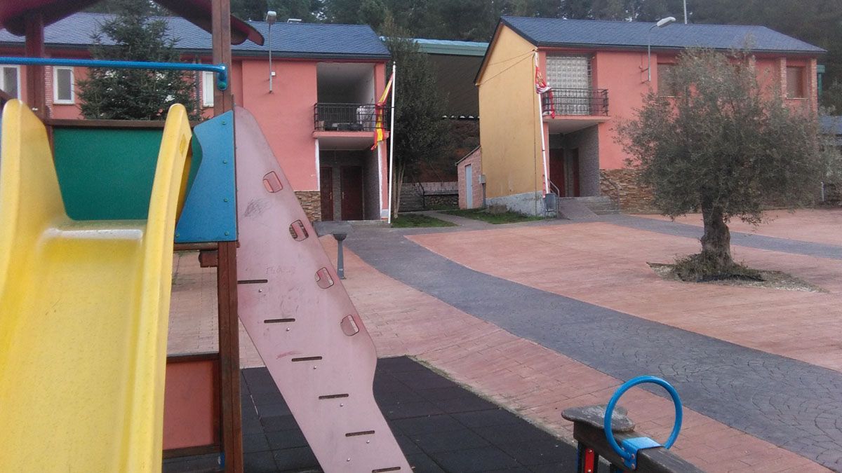 El colegio y la vivienda del maestro en Sancedo, con el parque infantil en primer plano. | D.M.