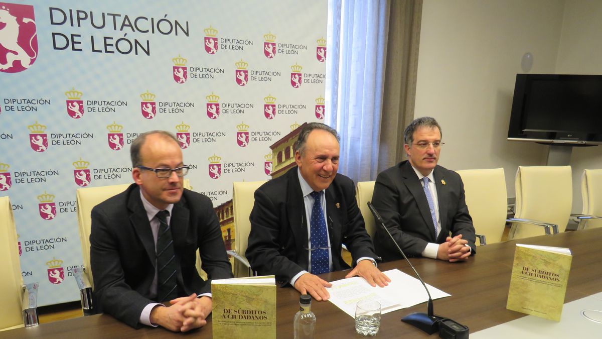 Manuel Jesús Álvarez (autor del libro), el diputado de Cultura, Miguel Ángel Fernández, y Arsenio García Fuertes, alcalde de Astorga.