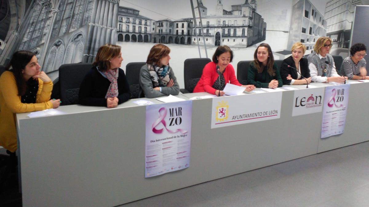 La presentación del Día Internacional de la Mujer, con las concejalas Aurora Baza y Marta Mejías (en el centro). | L.N.C.