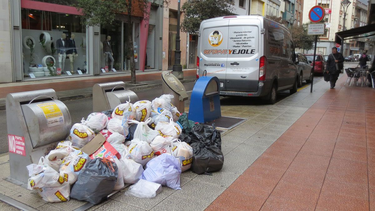 Una de las estampas que ofrecía la ciudad durante la huelga de basuras del pasado año. | L.N.C.