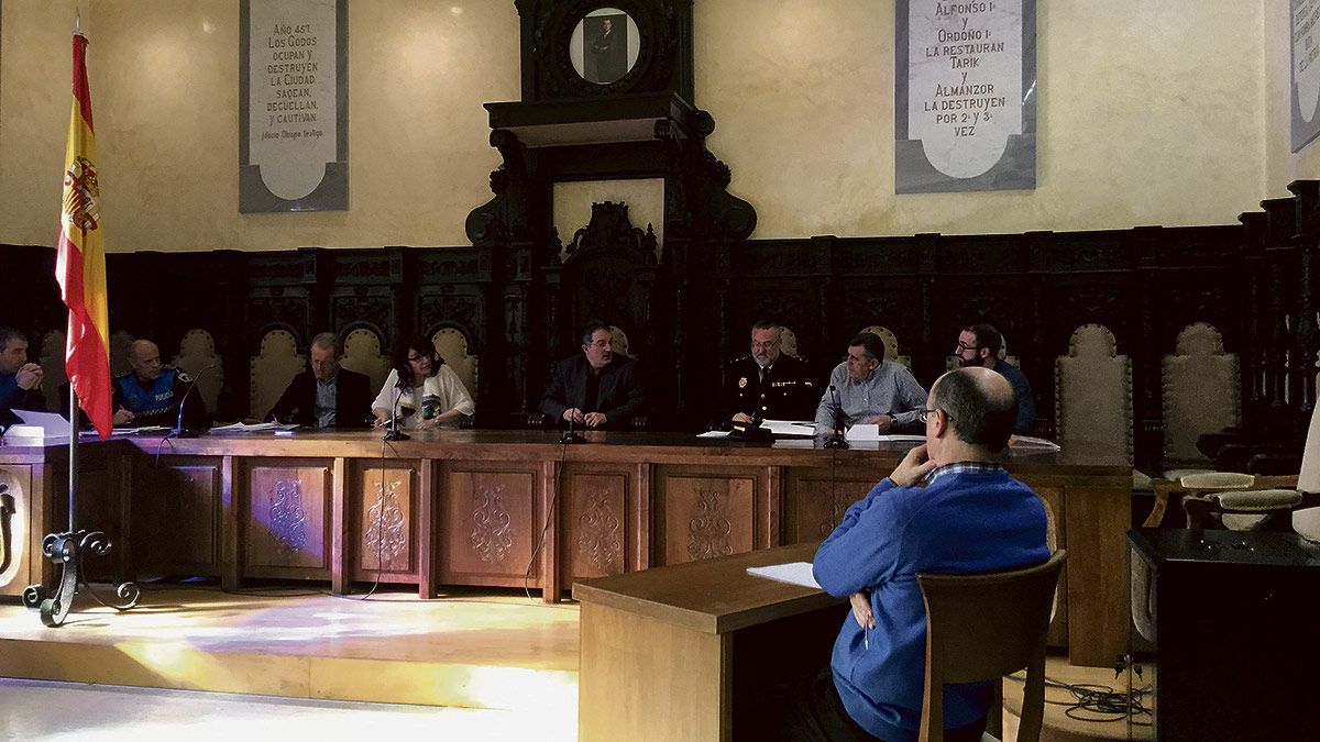 Un momento de la junta de seguridad celebrada ayer en Astorga.