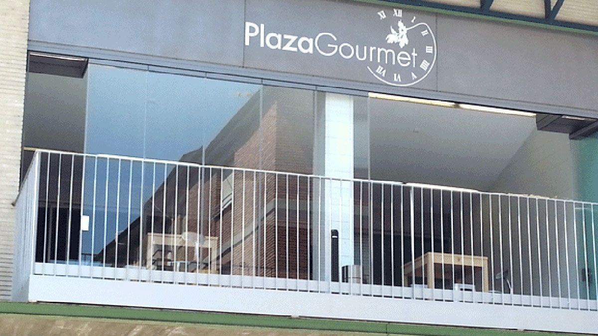 Imagen desde el exterior del espacio municipal Plaza Gourmet.