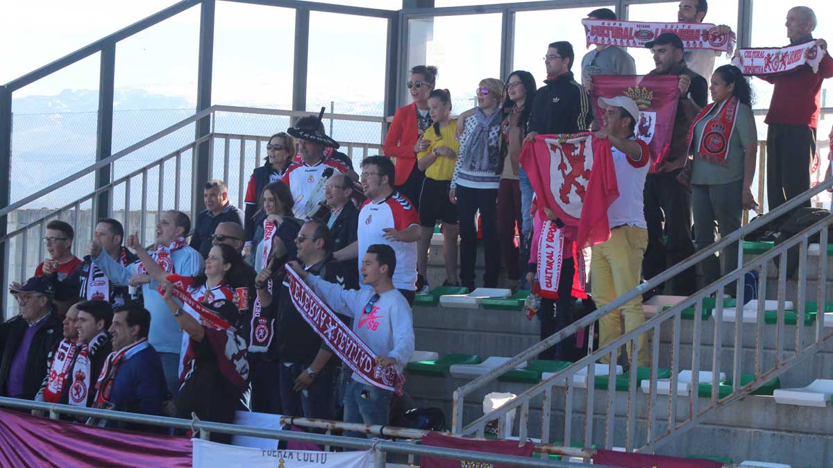 La afición de la Cultural acompañó a su equipo en Guijuelo. | CHEMA DÍEZ (TRIBUNASALAMANCA)