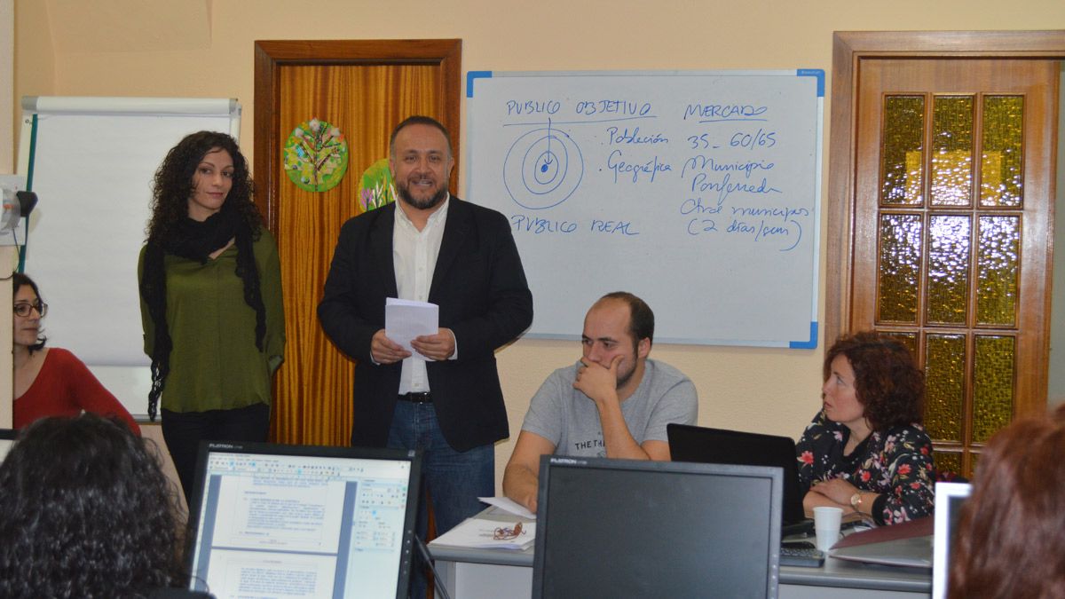 Gerardo Courel y Alicia García en la visita a las acciones formativas del Consejo Comarcal. | D.M.