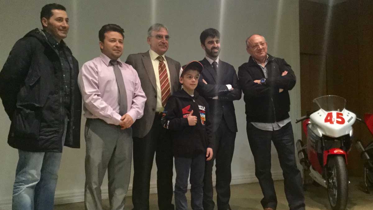Sergio Vallinas, con los representantes de Honda y de Astorga. | L.N.C.