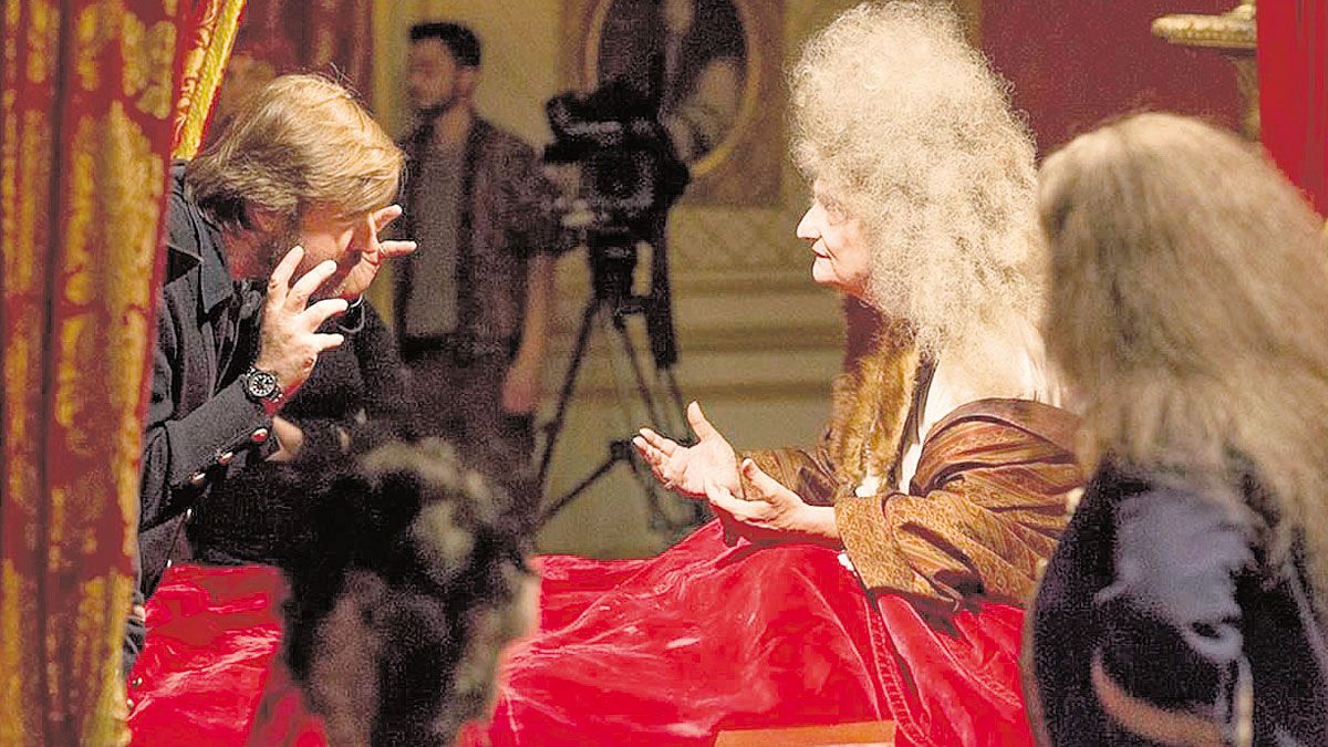 Albert Serra con el actor Jean-Pierre Leaud en ‘La muerte de Luis XIV’. | L.N.C.