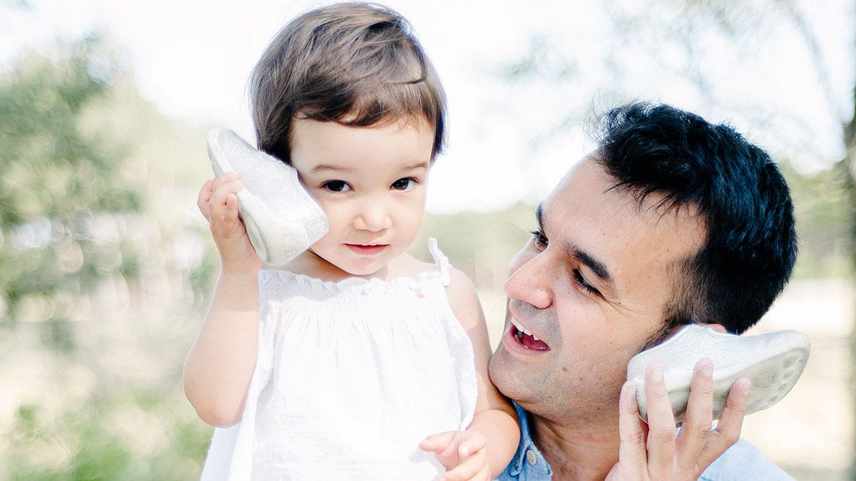 El maestro leonés Manu Velasco, con su hija mayor, Amélie. | ÁLVARO AYARZA