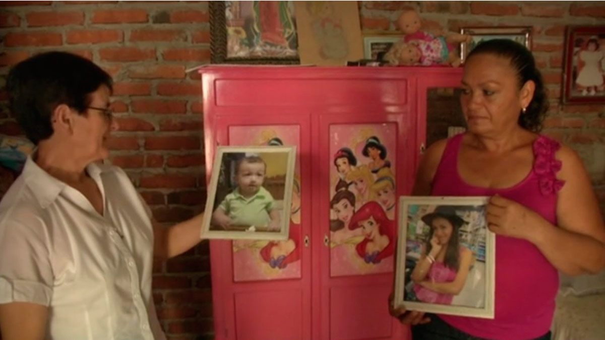 La monja leonesa María Jesús y Doña Julia muestran las fotos de su hija de 19 años y un bebé que fueron asesinados por los Caballeros Templarios.