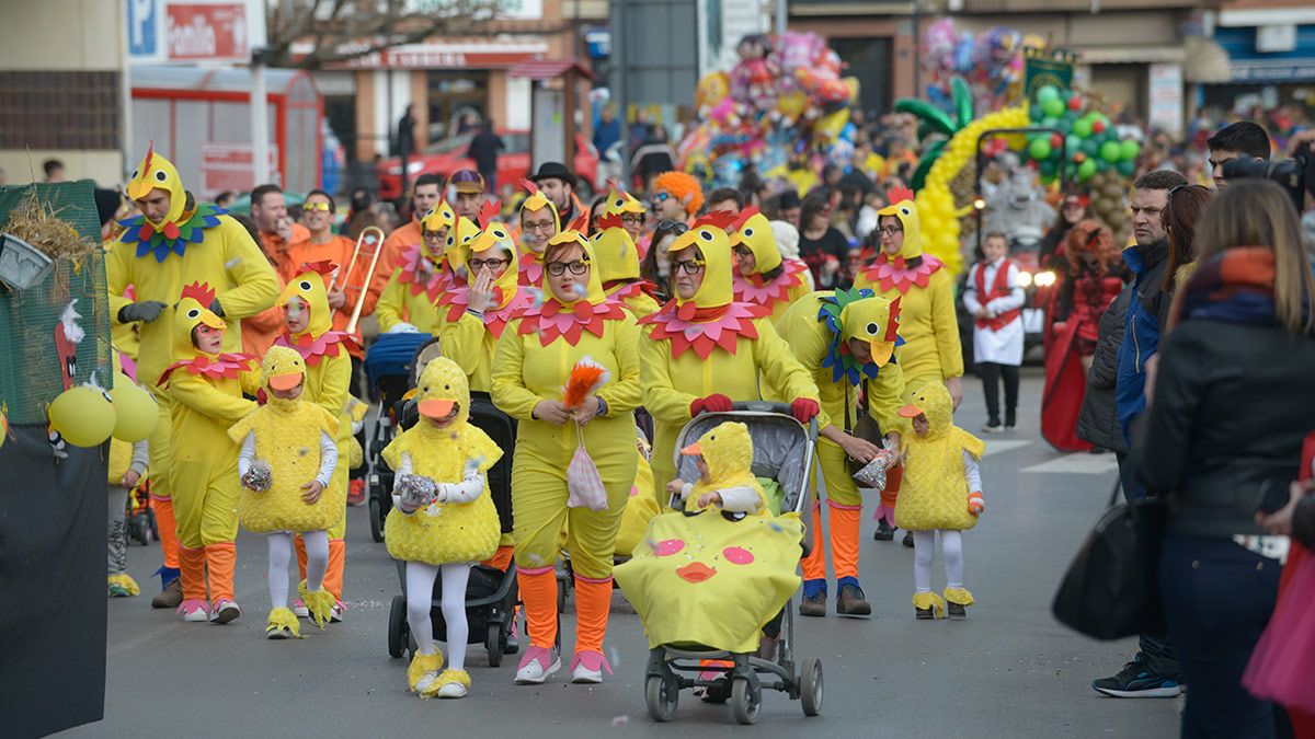 Uno de los grupos del desfile de 'Piñata'. | MAURICIO PEÑA