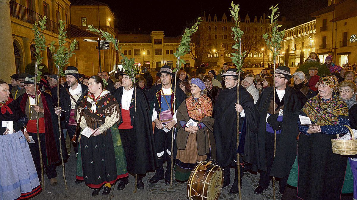 La comitiva de las marzas espera la venia de la autoridad y el discurso del pregonero para iniciar su ronda por las calles del viejo León. | MAURICIO PEÑA La comitiva de las marzas espera la venia de la autoridad y el discurso del pregonero para iniciar su ronda por las calles del viejo León. | MAURICIO PEÑA