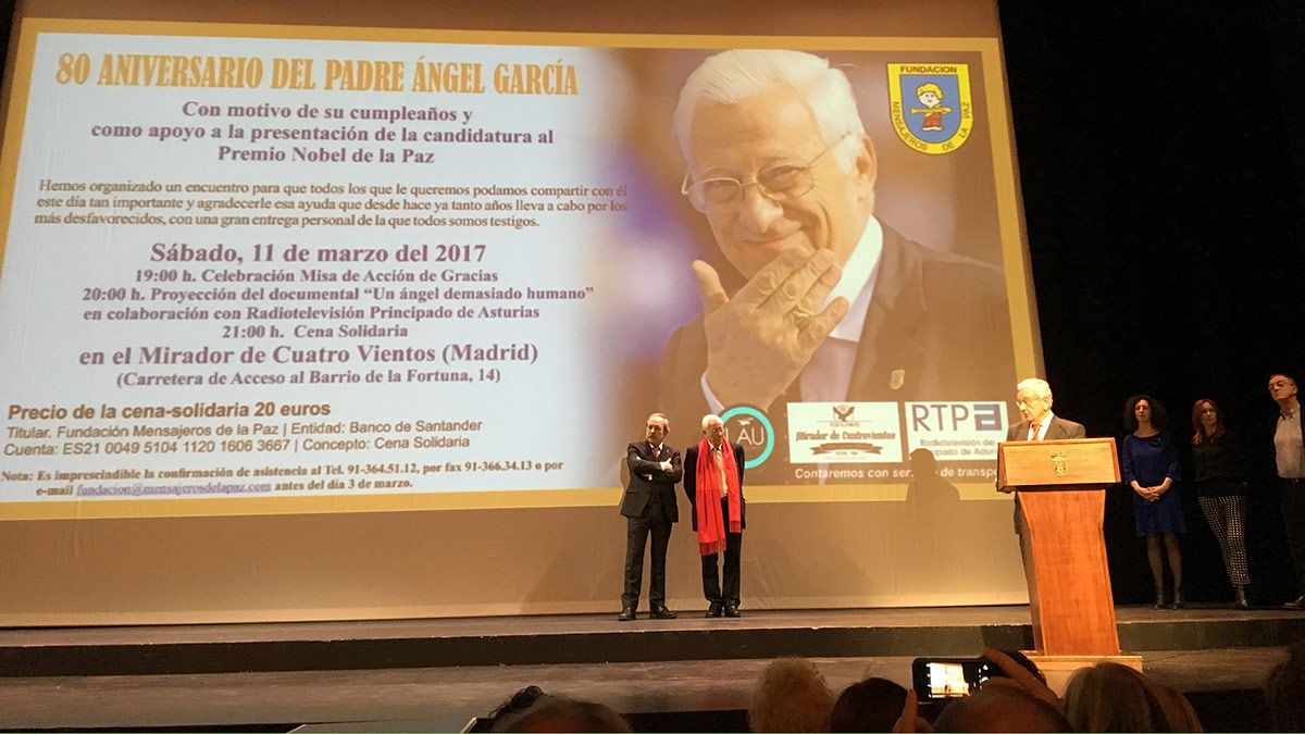 En el escenario, antes de la proyección, el Padre Ángel, junto al alcalde de Oviedo, y los representantes de Lau Producciones y RTPA. | L.N.C. En el escenario, antes de la proyección, el Padre Ángel, junto al alcalde de Oviedo, y los representantes de Lau Producciones y RTPA. | L.N.C.