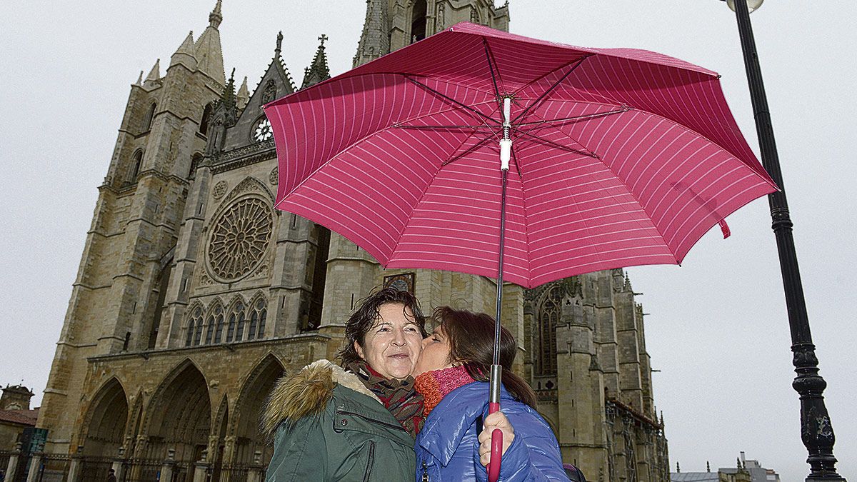 Sheila agradece con un beso a su madre Marisa, a la sombra de la Catedral, su generosidad con ella. |  MAURICIO PEÑA
