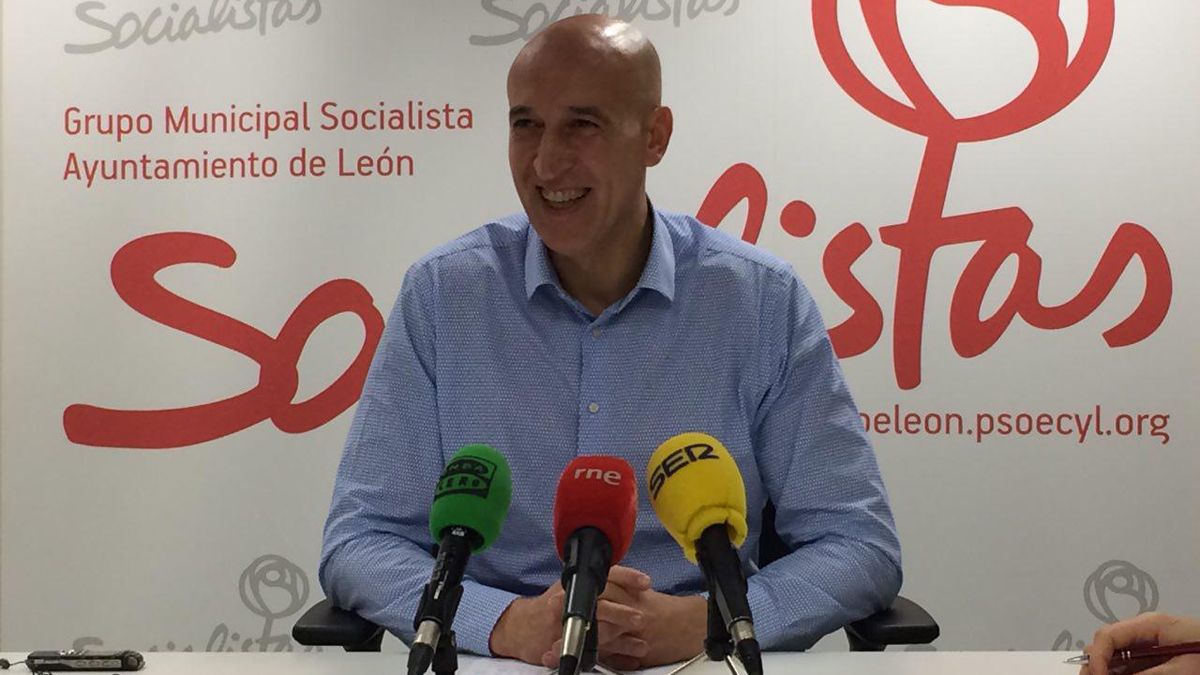 José Antonio Diez, portavoz socialista en el Ayuntamiento de León, este lunes en rueda de prensa.