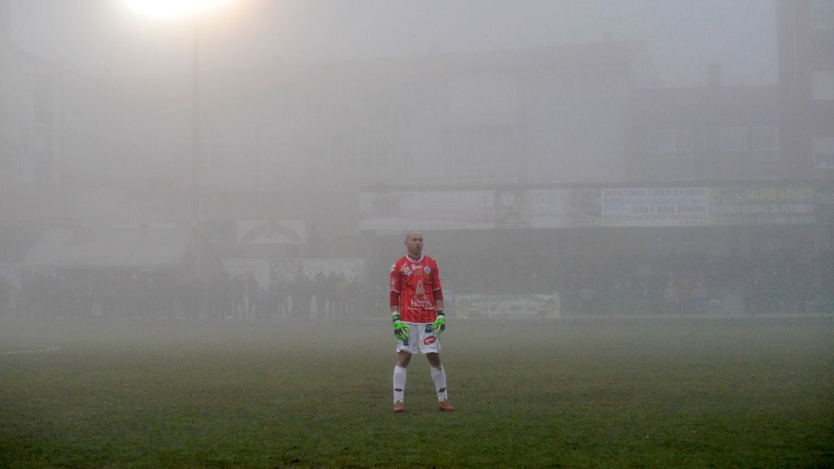 Javi Díez, portero el Astorga, en medio de la densa niebla que había este sábado en La Eragudina. | DANIEL MARTÍN