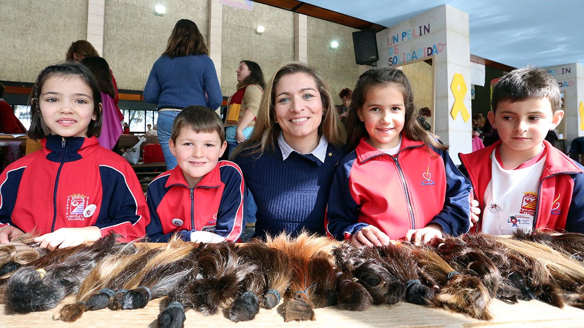Alumnos y padres del Colegio San Agustín de Valladolid participan en la iniciativa 'Mechones Solidarios', por el que se cortan el pelo y lo donan para hacer pelucas para personas con cáncer. | ICAL
