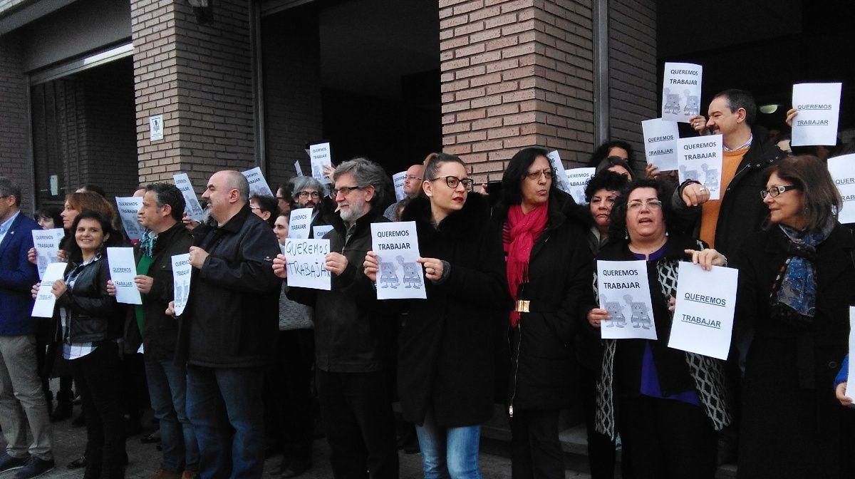 Trabajadores este martes a las puertas de los juzgados de Ponferrada. | D.M.