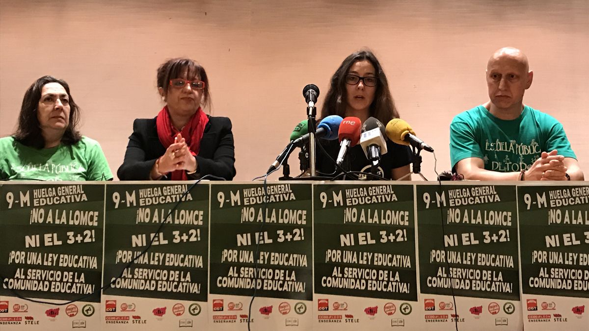 Con los micros, Paula Fernández, del sindicato estudiantil, entre varios representantes de sindicatos educativos. | L.N.C.