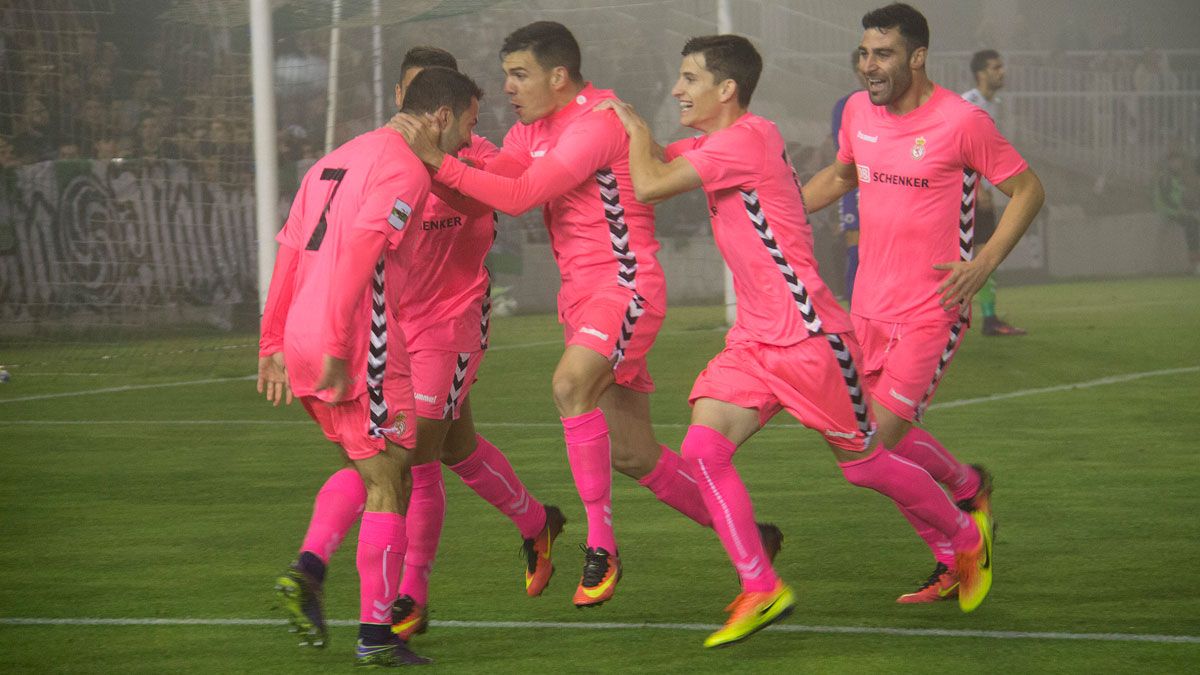 La Cultural celebra el gol que marcó en El Sardinero. | EL DIARIO MONTAÑÉS