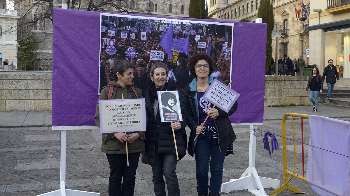 El Fotocall por la Igualdad instalado ayer en la plaza de San Marcelo, organizado por varias asociaciones feministas. | MAURICIO PEÑA