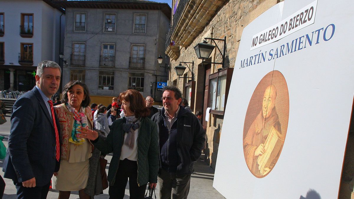 Valentín García, responsable de política Lingüíistica de la Xunta y Emilia Villanueva, con autoridades municipales. | CÉSAR SÁNCHEZ (ICAL)