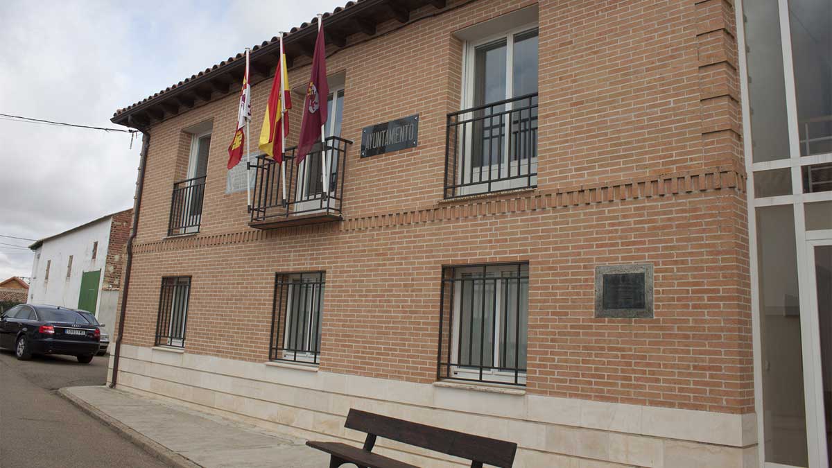 Fachada del Ayuntamiento de Izagre, al sur de la provincia de León. | T.G.