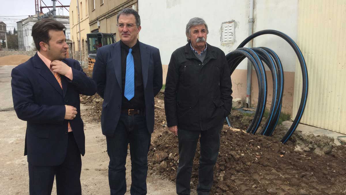 La comitiva municipal con el alcalde, Arsenio García (centro), en la vista a las obras. | L.N.C.