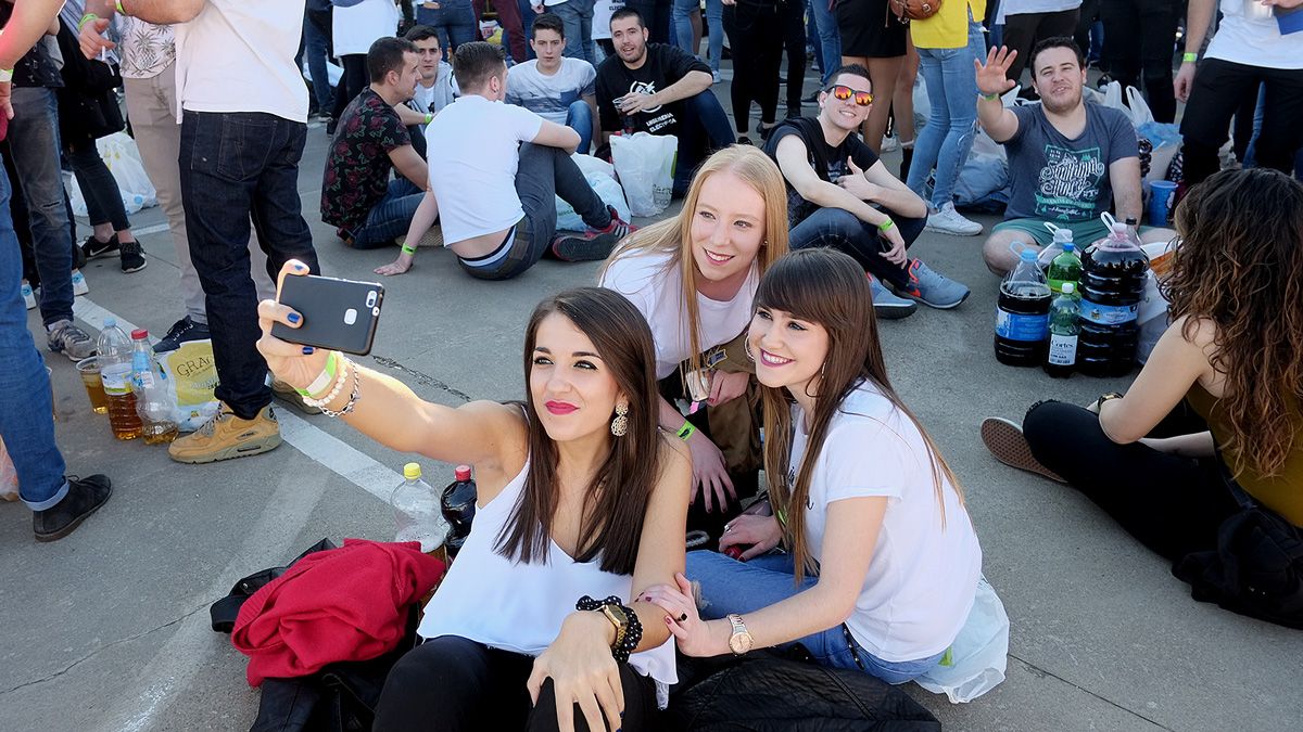 La fiesta más multitudinaria del calendario universitario leonés se celebró este jueves en Industriales sin ninguna incidencia reseñable. | DANIEL MARTÍN