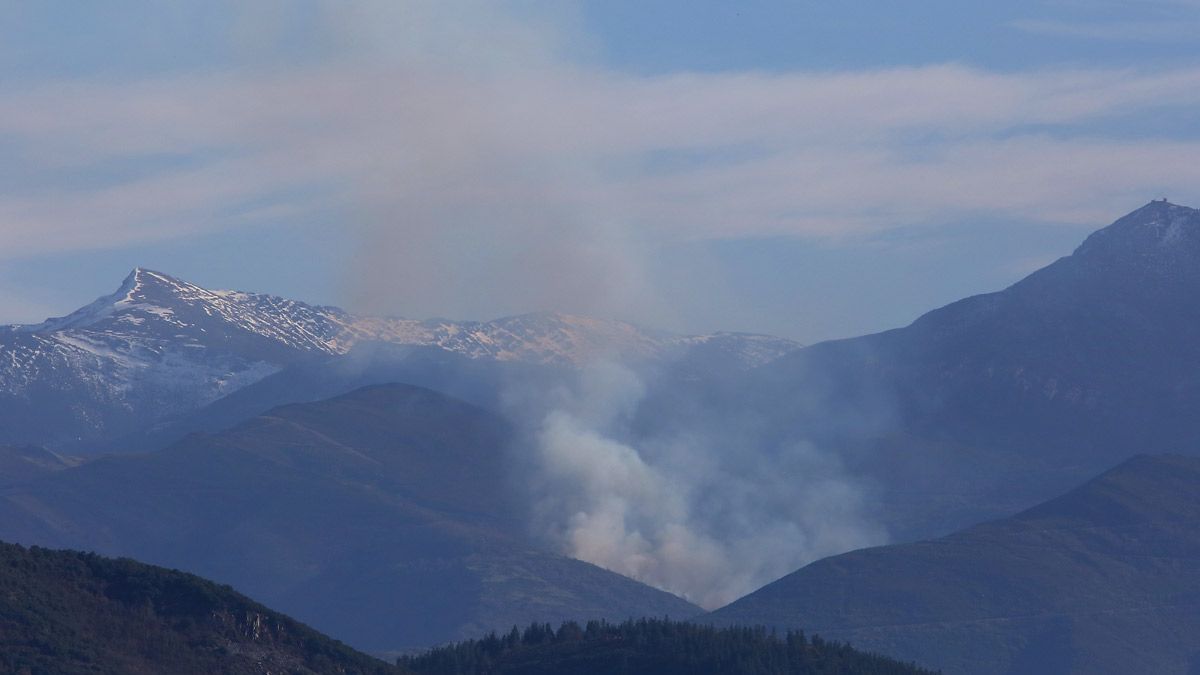 Imágenes del humo que sale del pueblo. | ICAL