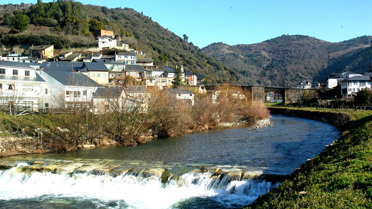 Foto de Ramón Cela del río Burbia a su paso por Villafranca del Bierzo.