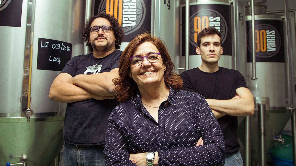 Los propietarios de la 'Cerveza 90 varas', en Cerezo de Abajo (Segovia). | ICAL