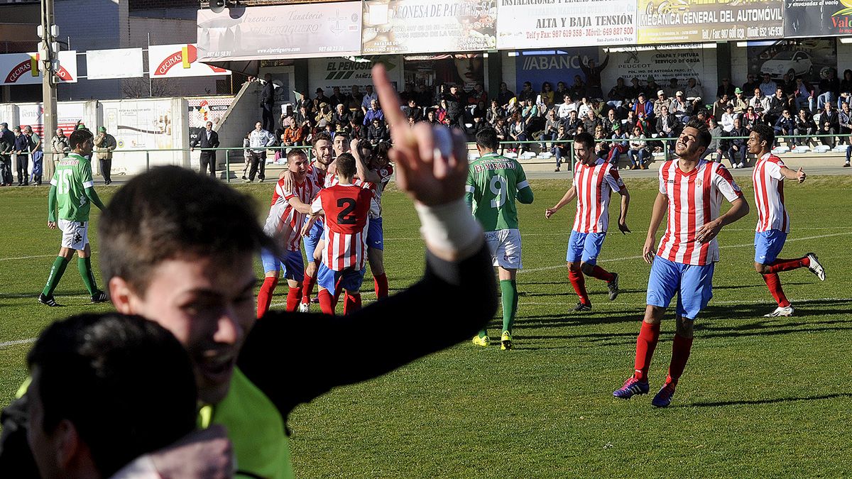El Bembibre se convirtió en el primer equipo en ganar en Astorga. | DANIEL MARTÍN