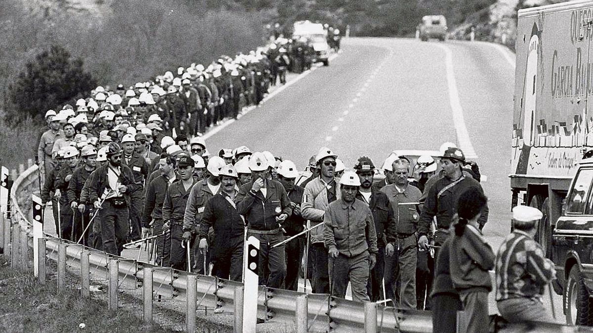 No pasaba un camión o coche que no hiciera sonar el claxon para darle ánimos a aquellos quinientos mineros de la famosa Marcha Negra. | MAURICIO PEÑA