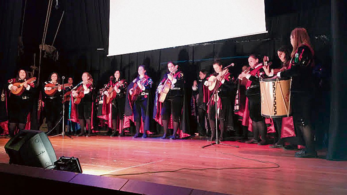 La tuna femenina de la Universidad de León abrió el concierto benéfico de ayer en el Teatro Diocesano de Astorga. | P.F.