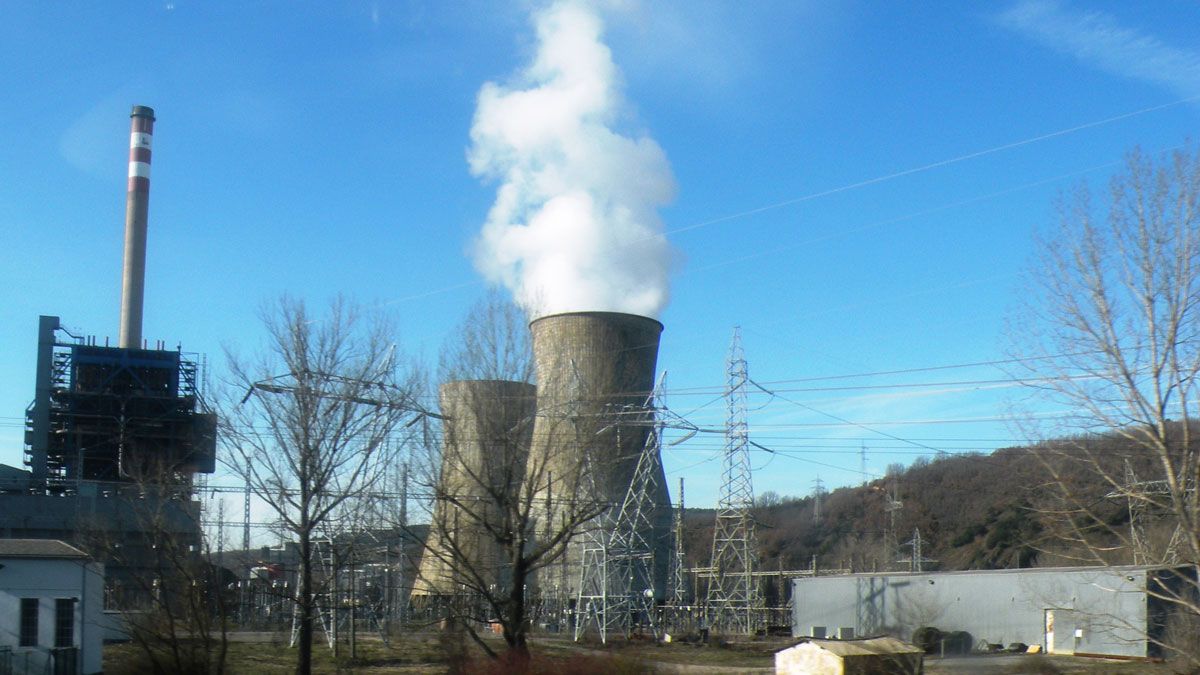 Imagen de la central térmica de La Robla en la mañana de este martes. | E. NIÑO