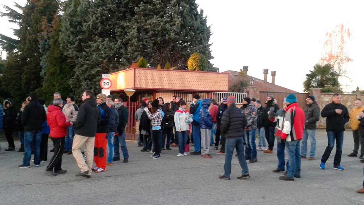 Una representación de los trabajadores ha permanecido a la puerta de la fábrica desde primera hora de la mañana en el segundo día de huelga.