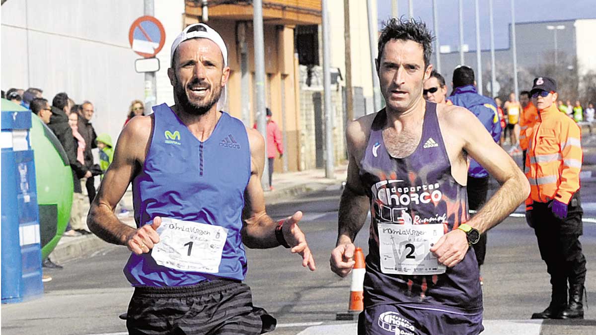 Chema Martínez y Alberto González vivieron un mano a mano en la carrera. | DANIEL MARTÍN
