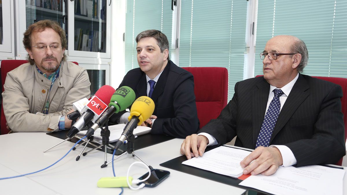 El director general de Trabajo y Prevención de Riesgos Laborales, Carlos Díez (C), asiste a la presentación del 'Programa 2015 de apoyo en prevención a empresas del sector de la construcción. | ICAL