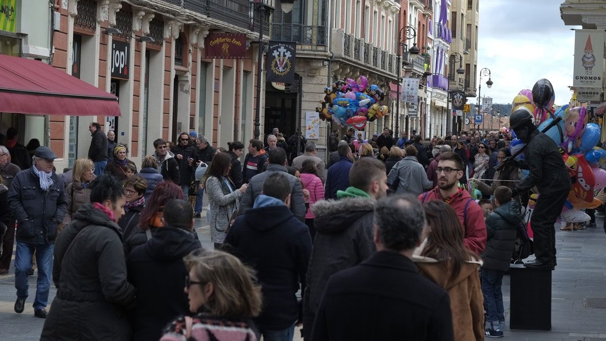 Cientos de personas caminan por la calle Ancha durante uno de los días de la Semana Santa de la capital leonesa. | DANIEL MARTÍN