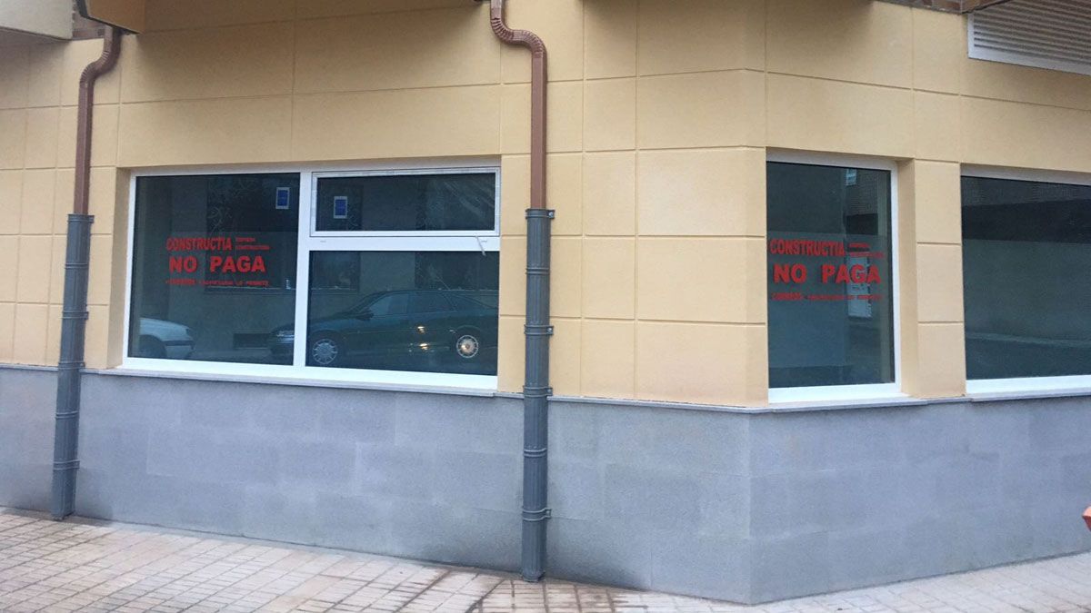 la nueva oficina de Correos de Carrizo con los carteles de protesta. | L.N.C. la nueva oficina de Correos de Carrizo con los carteles de protesta. | L.N.C.